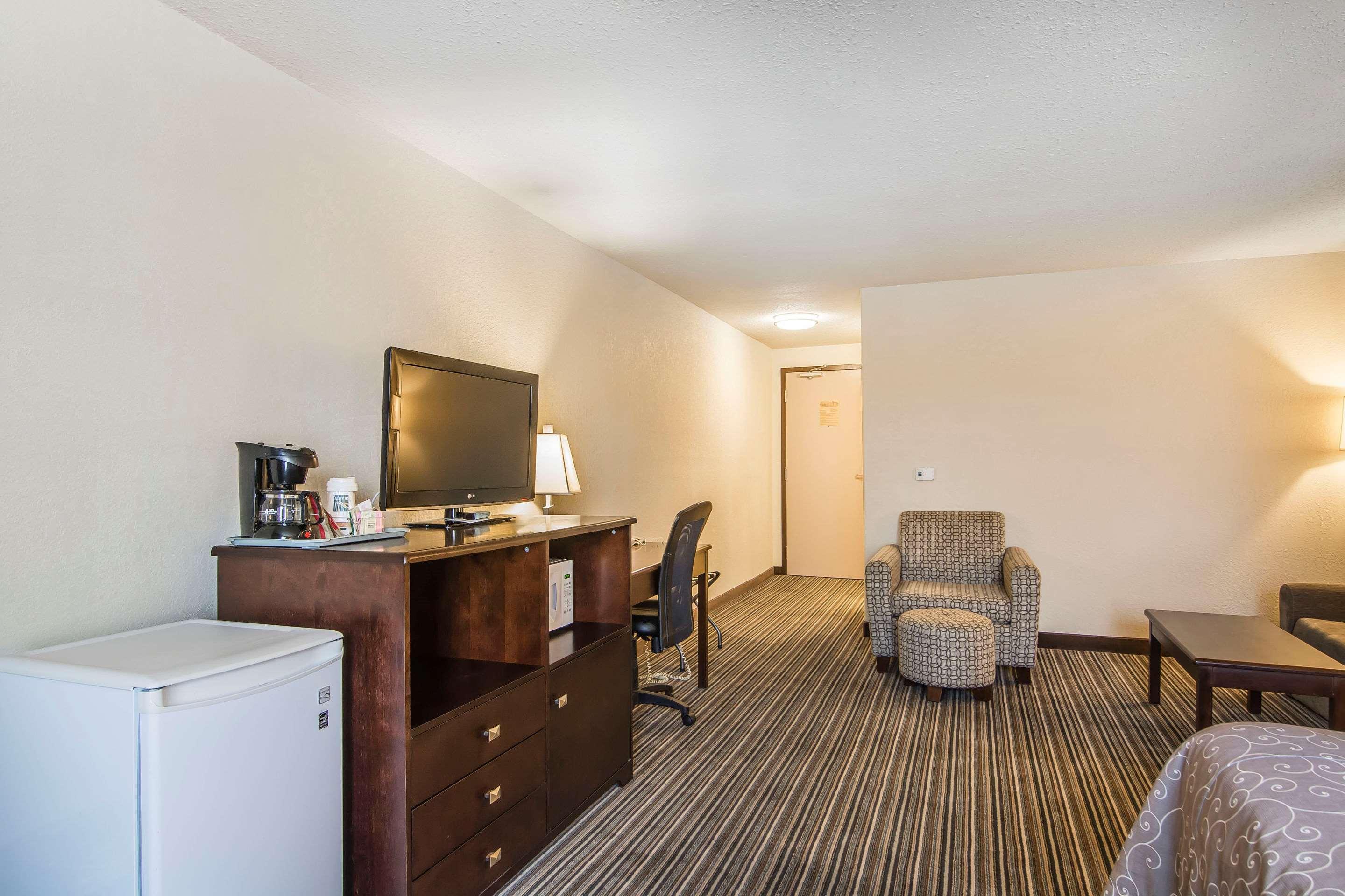 Quality Inn & Suites Yorkton Exterior photo