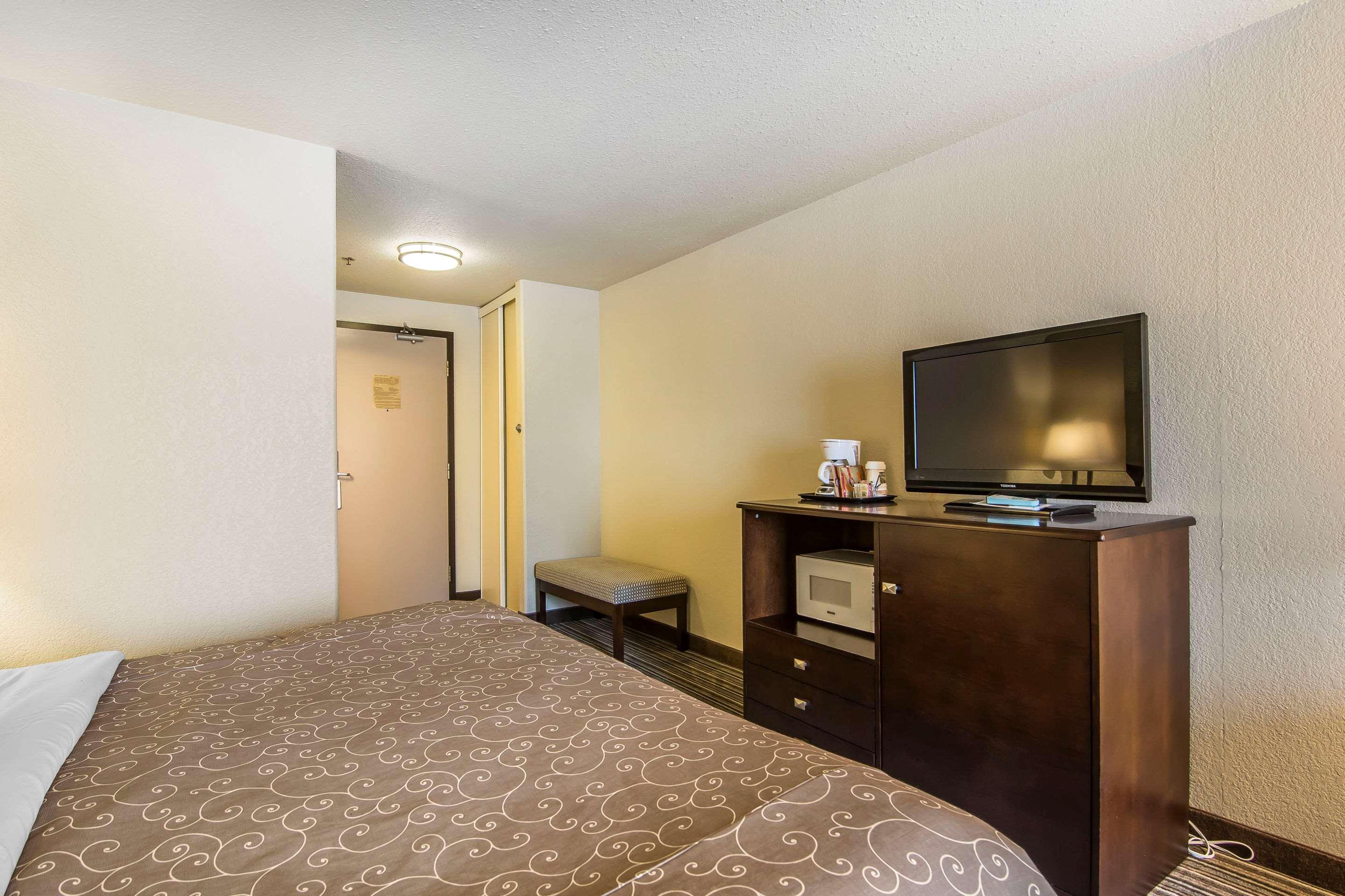 Quality Inn & Suites Yorkton Exterior photo