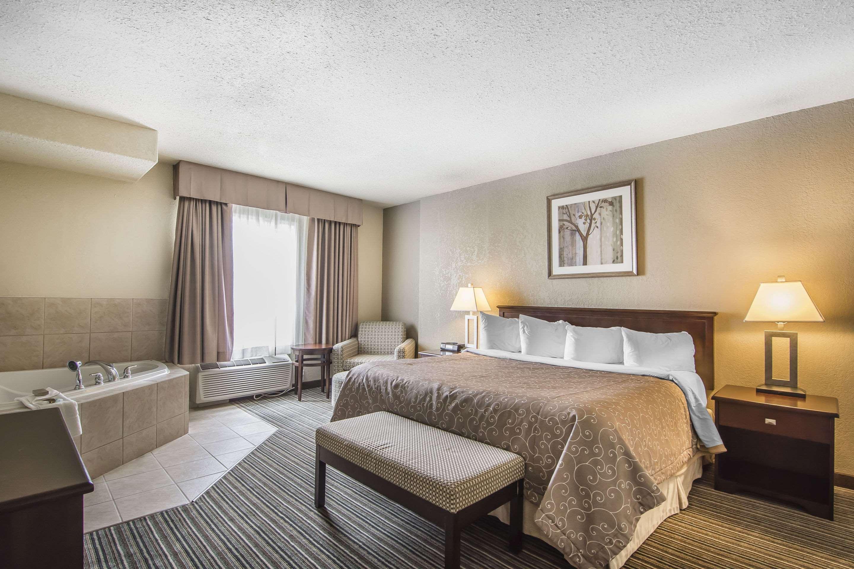 Quality Inn & Suites Yorkton Exterior photo
