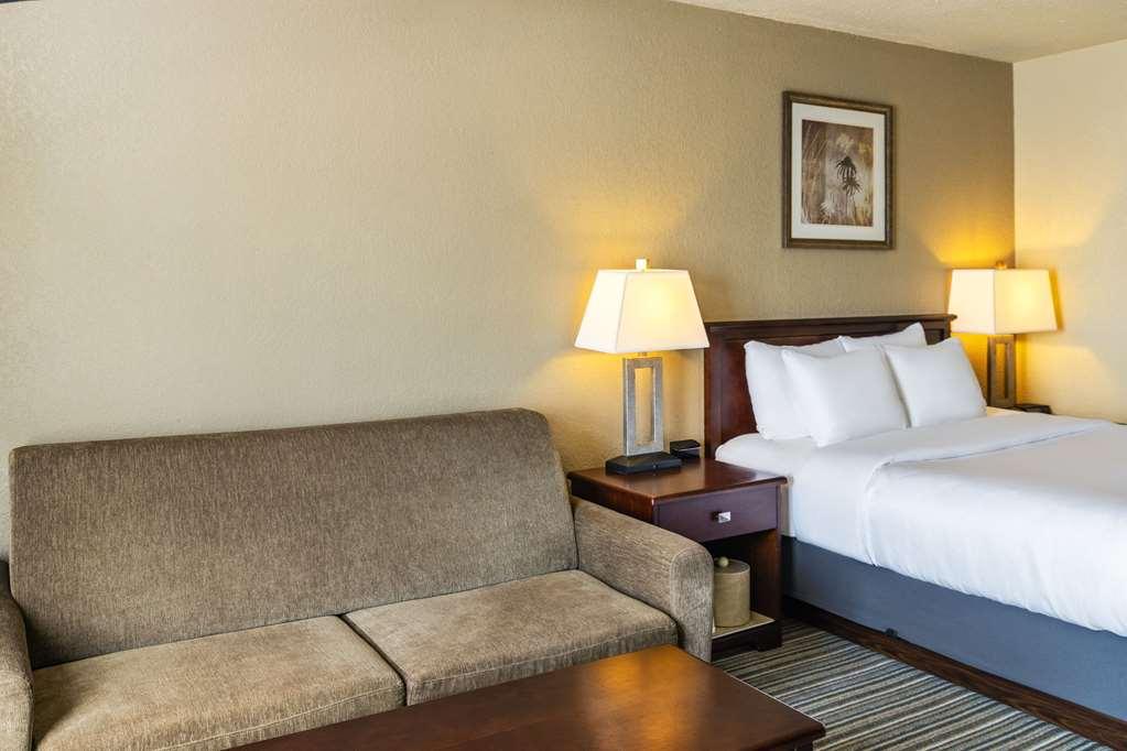 Quality Inn & Suites Yorkton Room photo